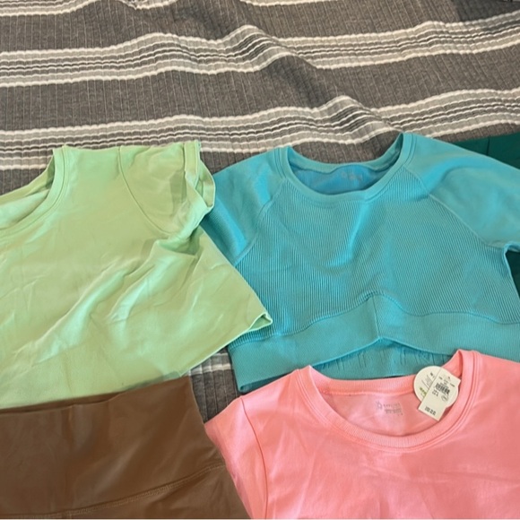 Mostly NWT Colorful Aerie T-Shirt and Shorts Set Womens size large - Picture 5 of 5